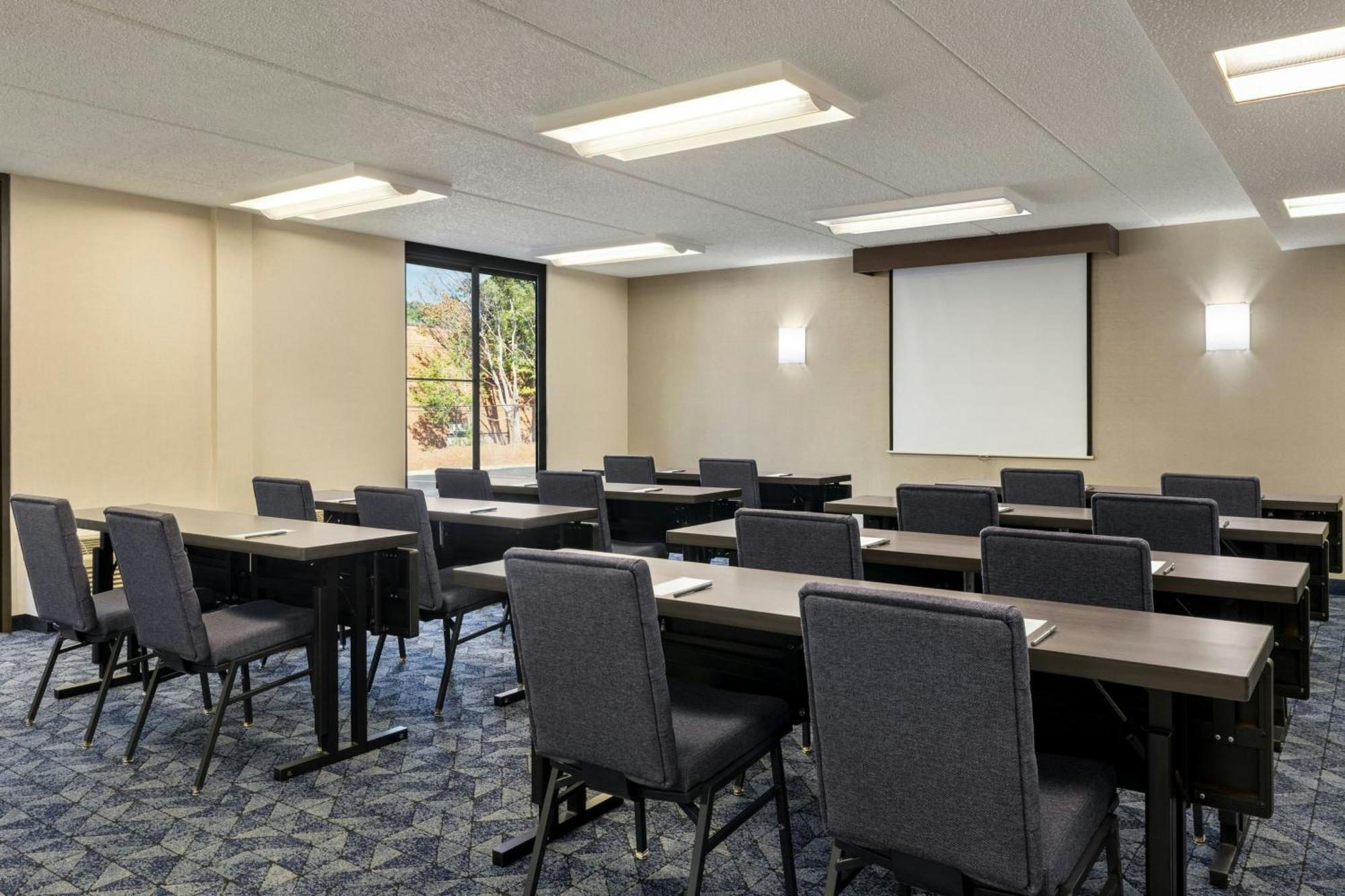 Courtyard Atlanta Northlake Tucker Bagian luar foto