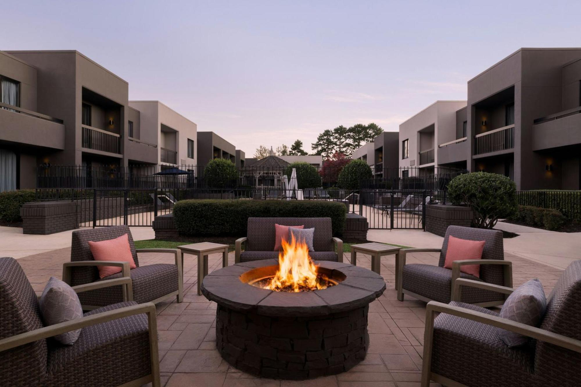 Courtyard Atlanta Northlake Tucker Bagian luar foto