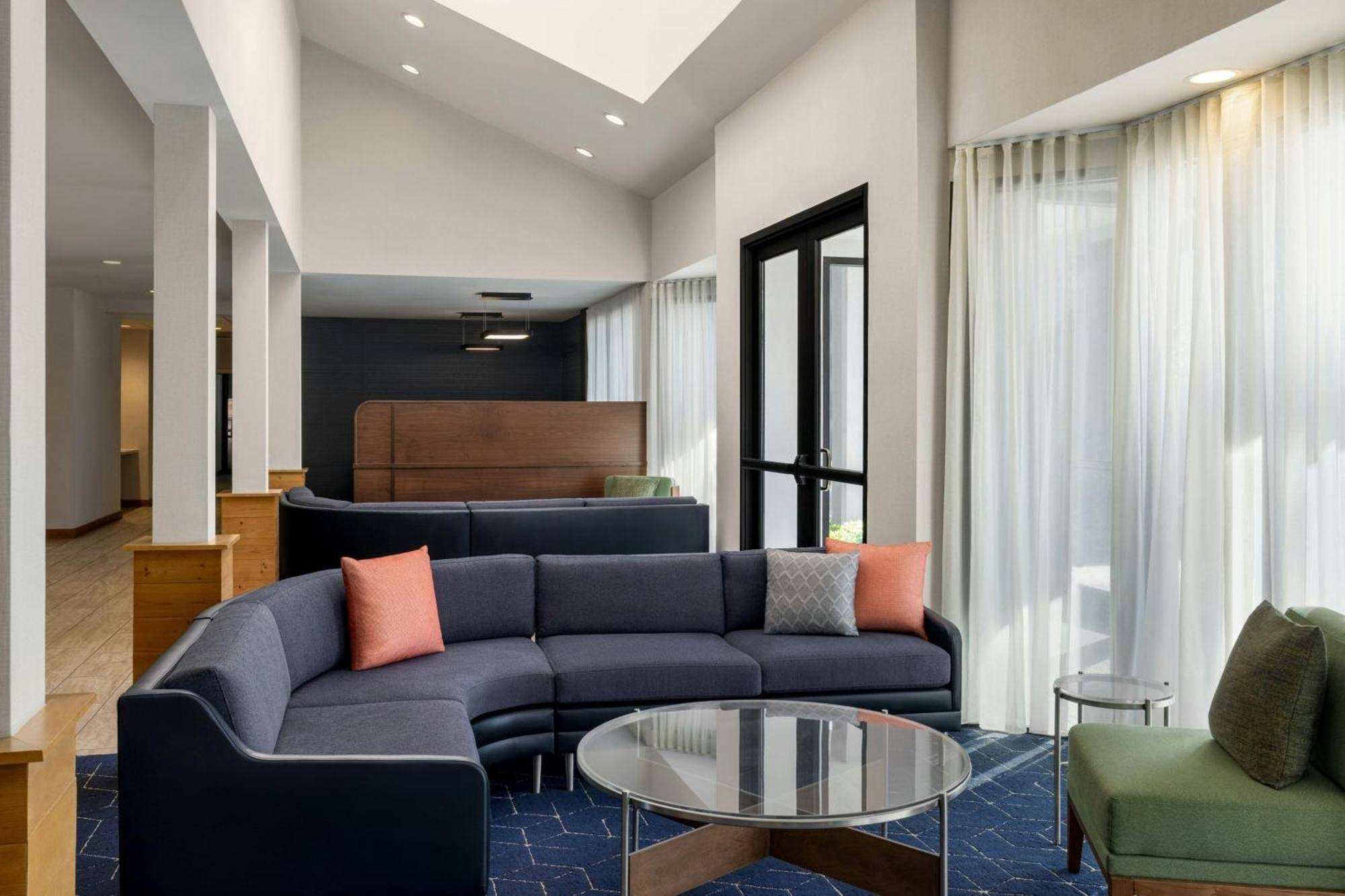 Courtyard Atlanta Northlake Tucker Bagian luar foto