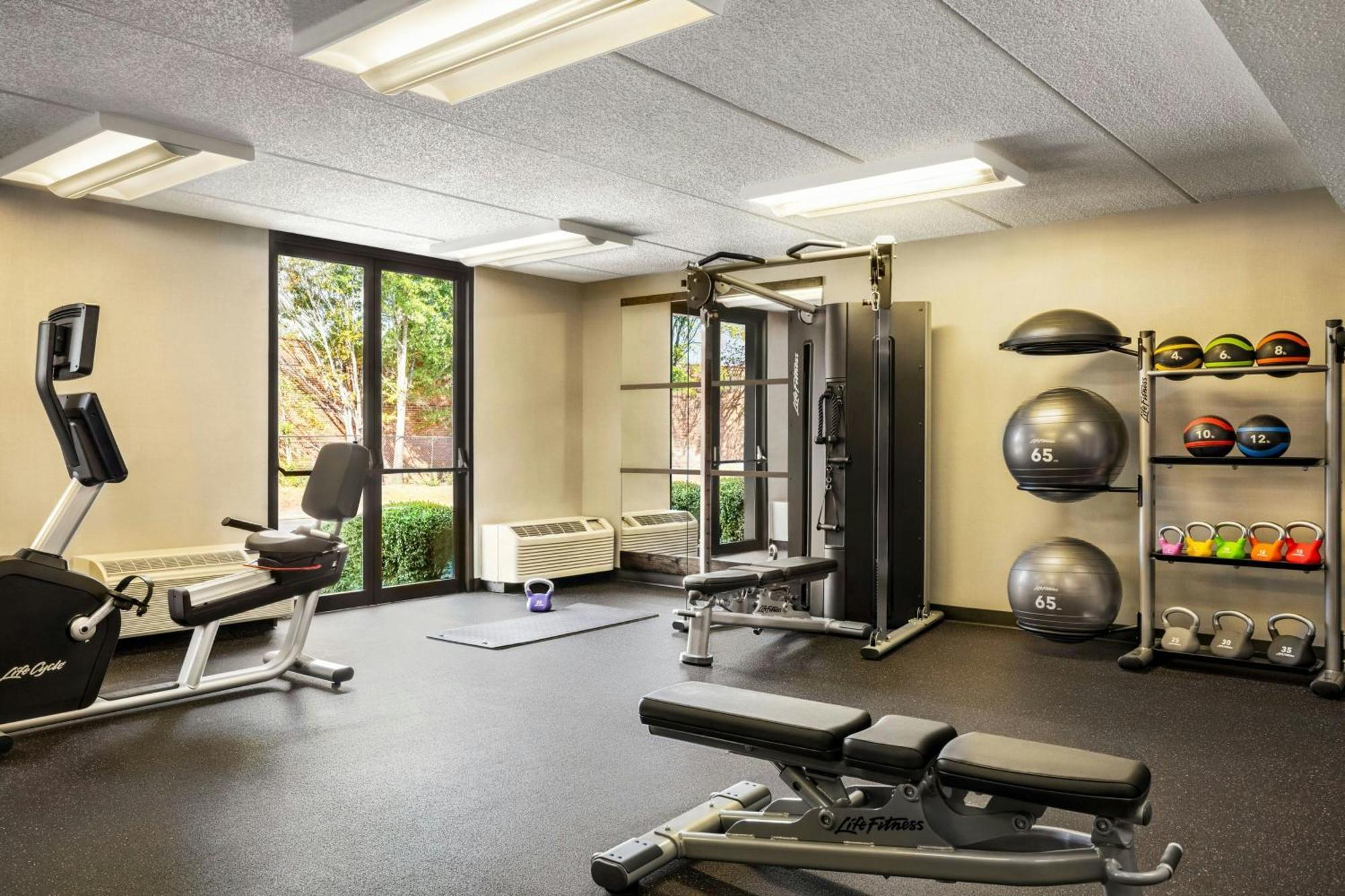 Courtyard Atlanta Northlake Tucker Bagian luar foto