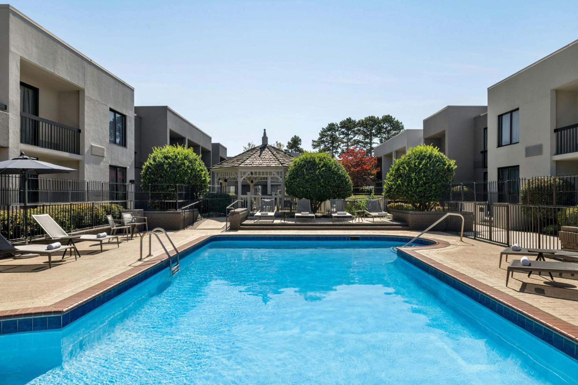 Courtyard Atlanta Northlake Tucker Bagian luar foto