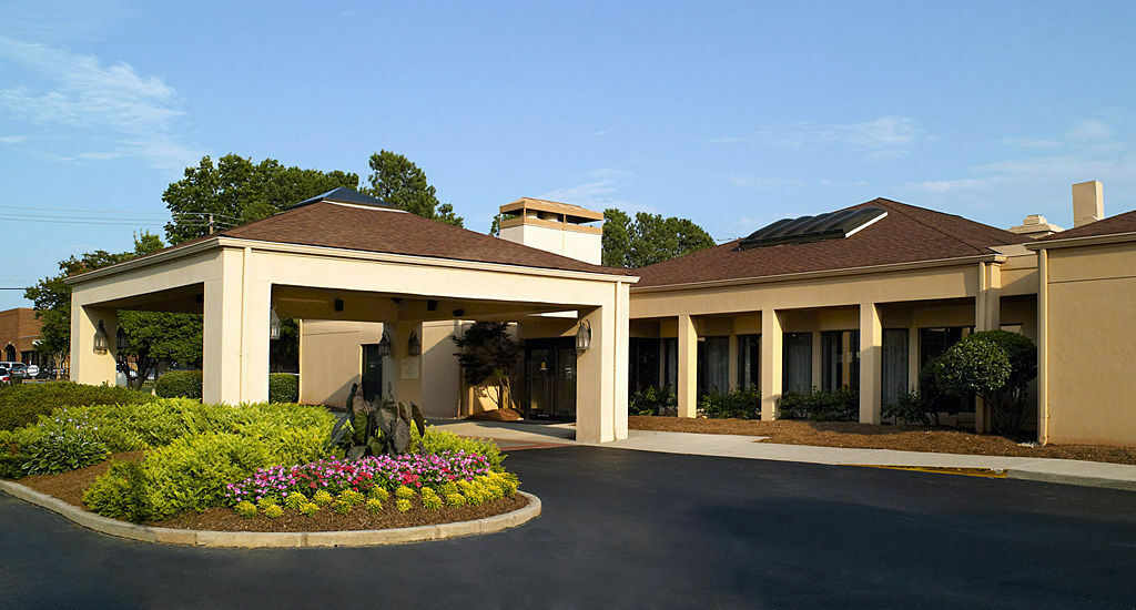 Courtyard Atlanta Northlake Tucker Bagian luar foto